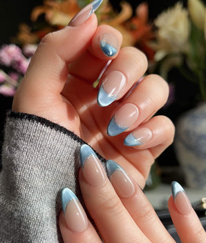 Uñas postizas artesanales Silk Azure con efecto Ice Blue Cat Eye y French Silver Wire.