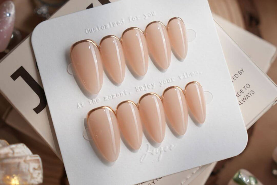 Elegantes uñas postizas en forma de almendra con un acabado de salón elegante de Joyee Nails