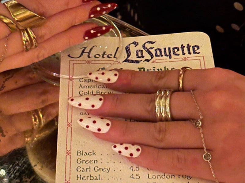 Gepunktete Frühlings-Press-on-Nägel aus der Dot Bar Kollektion von Joyee Nails, die verspielte Frühlingsnageldesigns zeigen