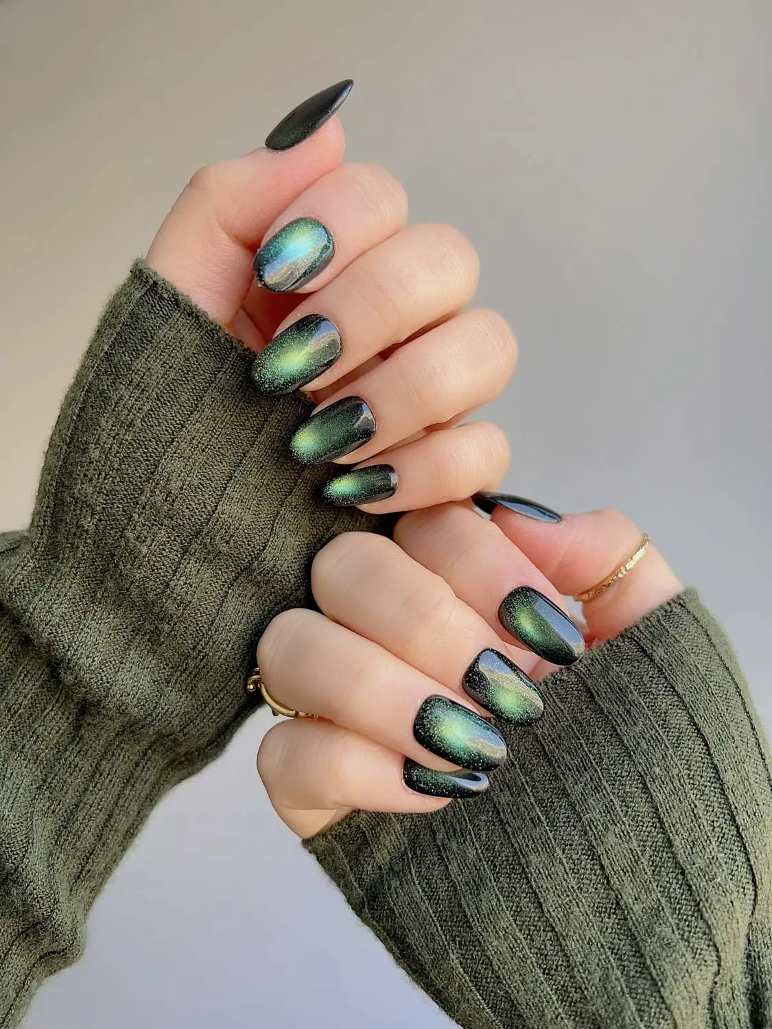 Chase-Cat-eye-nails-Forest-Short-Oval-Press-On-Nails