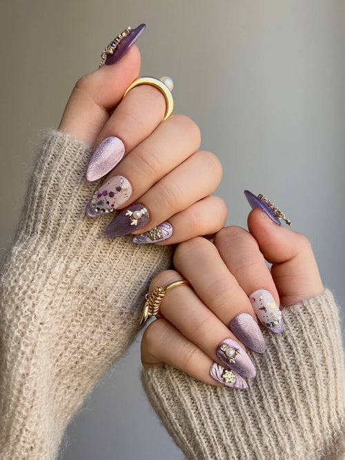 8 meilleurs ongles en acrylique dorés : ajoutez une touche de glamour à votre look