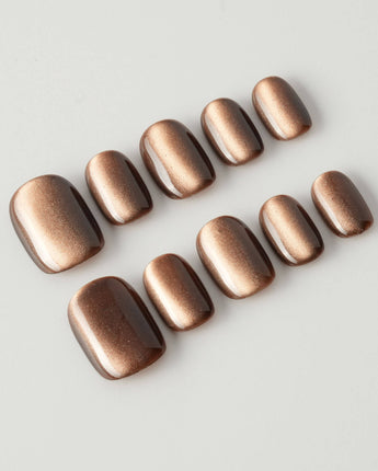Arabica Cat-eye nails with glossy brown cat-eye shimmer and caramel gel glow