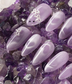 Thump Bunny_Taro handmade press-on nails featuring Lavender Purple, Heart Magnet Cat Eye.
