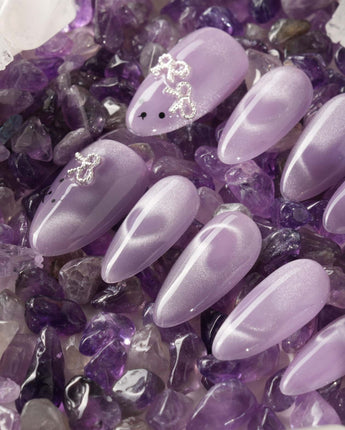 Thump Bunny_Taro handmade press-on nails featuring Lavender Purple, Heart Magnet Cat Eye.