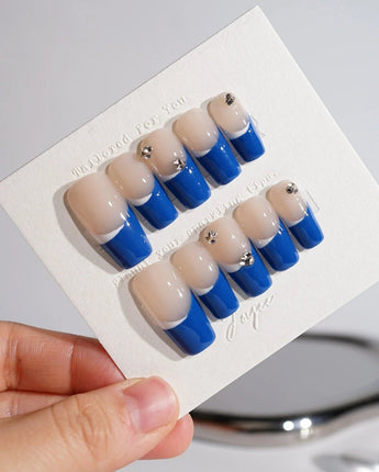 Blue French tip coffin nails with a trendy and modern shape.