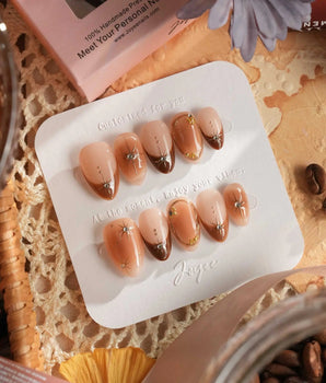 ongles press-on faits main pour maquillage d’automne, avec dégradé marron, étoile en fil d’or 3D et accents en strass