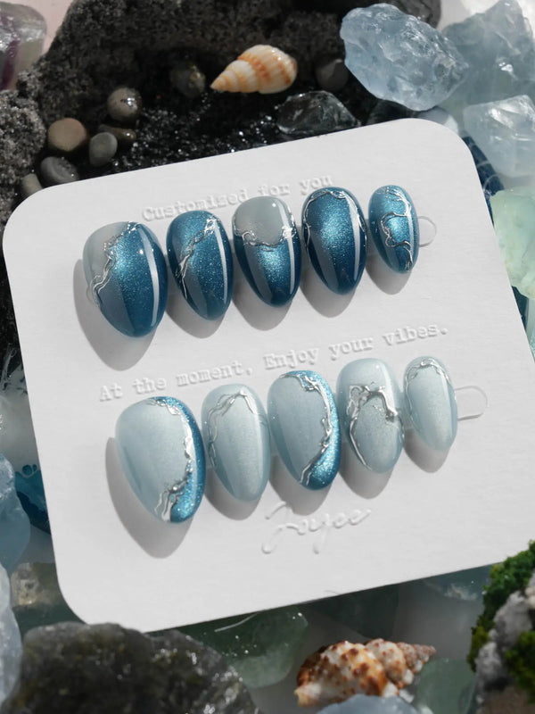 Cat eye blue nails with icy chrome contour	