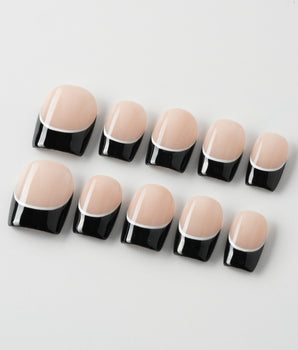 Retour Classique - ongles press-on Ebony en forme carrée extra courte — Noir & Rose Nude, French minimaliste à ligne blanche.