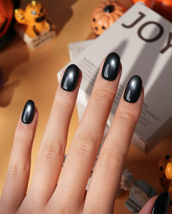 Comet spotlight cat eye press on nails, black with a cool silver magnetic glow - image 1