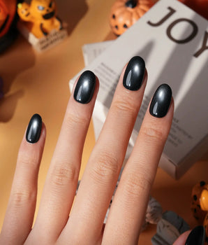 Comet spotlight cat eye press on nails, black with a cool silver magnetic glow - image 1