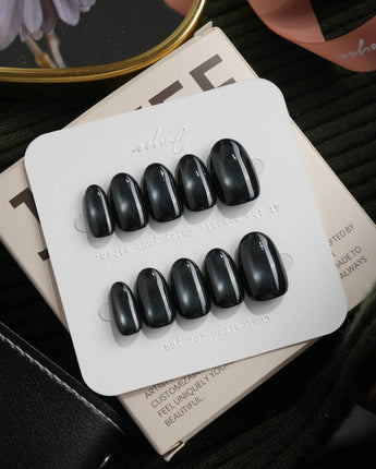 Comet spotlight cat eye press on nails, black with a cool silver magnetic glow - image 2