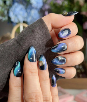 Cosmoseek space nail set with Saturn rings, blue chrome shimmer, and stars