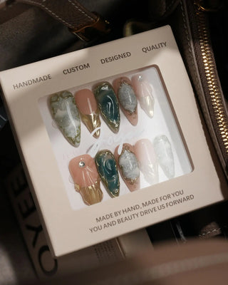 Musa eléctrica press-on nails by Joyee Nails