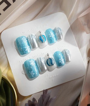 Uñas postizas Frozen Dream en forma cuadrada corta — degradado azul hielo con cromo plateado y dije de copo de nieve