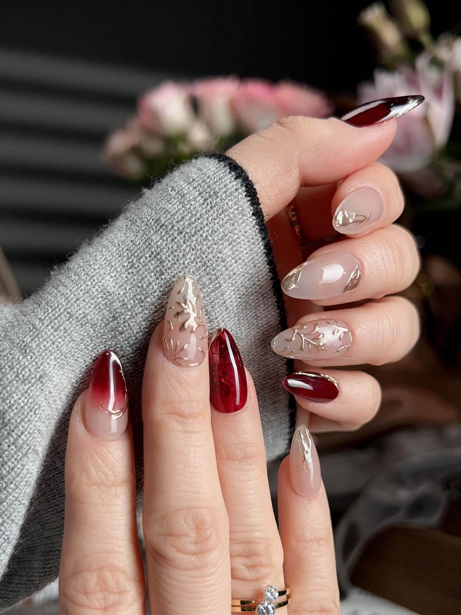Nail Art Rouge That Shines Bright