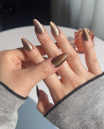 Close-up of Arabica Cat-eye nails with coffee brown shimmer and magnetic cat-eye effect