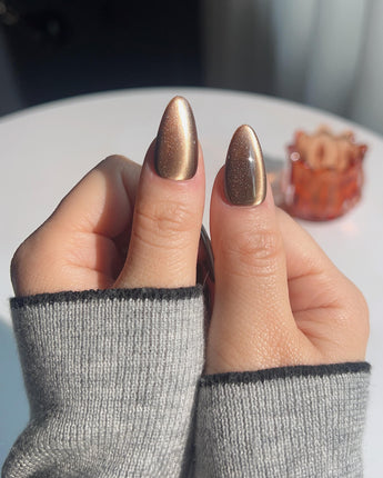 Arabica Cat-eye nails with rich coffee tones, caramel reflection, and polished gel surface