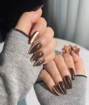 Arabica Cat-eye nail set with caramel brown cat-eye glow and smooth gel polish