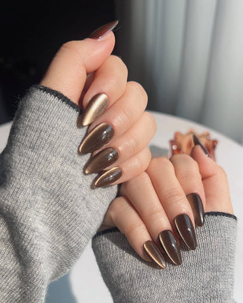 Arabica Cat-eye nail set with caramel brown cat-eye glow and smooth gel polish