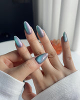 Spinning Aurora nail art close-up showing Gradient Duo-chrome Cat-eye with Blue-Green and Pink-Purple Shift details