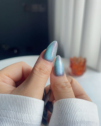 Spinning Aurora nails — Gradient Duo-chrome Cat-eye with by Joyee Nails