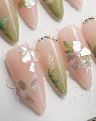 Flor de Concha press-on nails by Joyee Nails