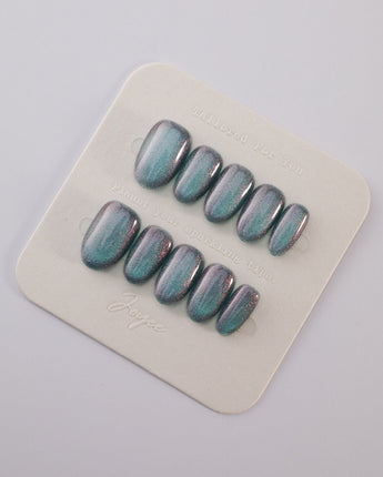 Spinning Aurora press-on nails in short oval shape — Gradient Duo-chrome Cat-eye with Blue-Green and Pink-Purple Shift