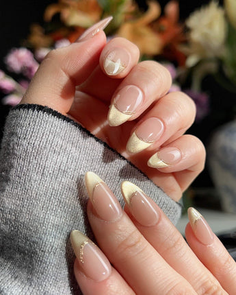 Ongles press-on faits main Silk Glow, avec Light Gold Cat Eye, French Gold Wire.