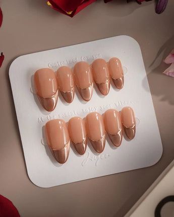Silk Mousse in medium almond shape with soft champagne shimmer and silver line detail