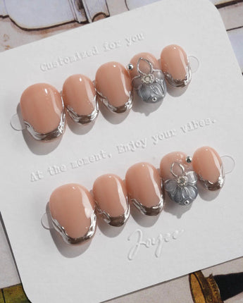 Silver Shore extra short oval nails with metallic French contours and understated shine