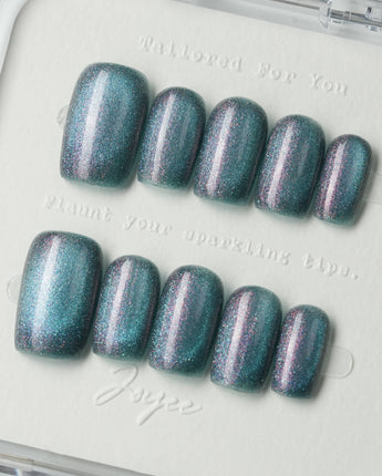 Spinning Aurora press-on nails in short square shape — Gradient Duo-chrome Cat-eye with Blue-Green and Pink-Purple Shift