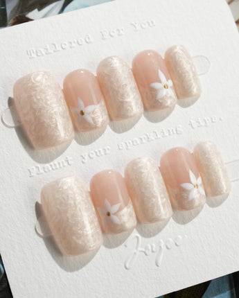 Spiral Twist in short square shape with pearl nude texture and daisy accent art
