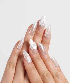 White Musk press-on nails — Ethereal Aurora White, 3D